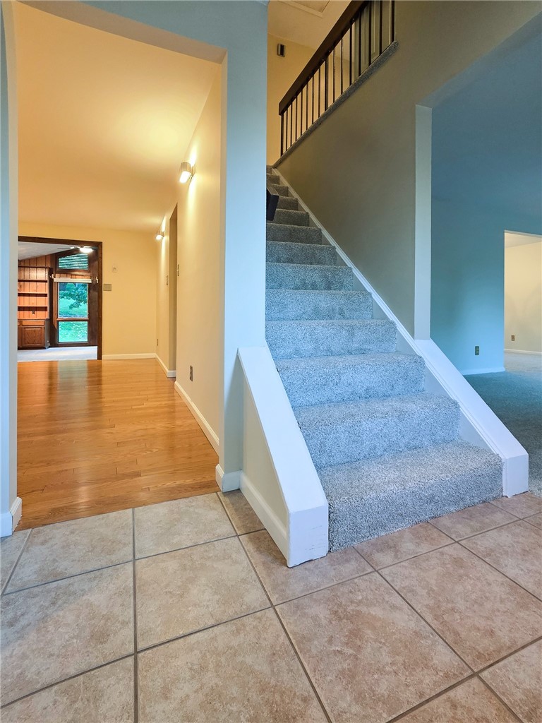 115 Vanderbilt Dr — photo 2