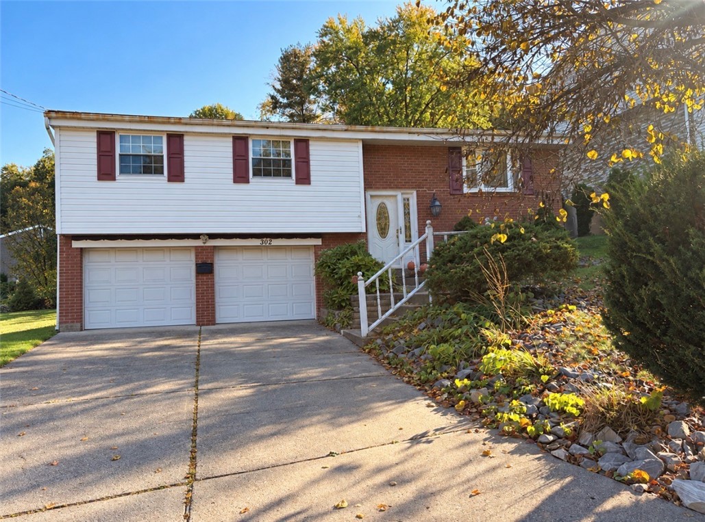 302 Castle Dr — photo 1