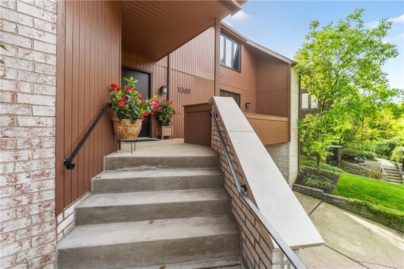 1049 Lindendale Dr — photo 2