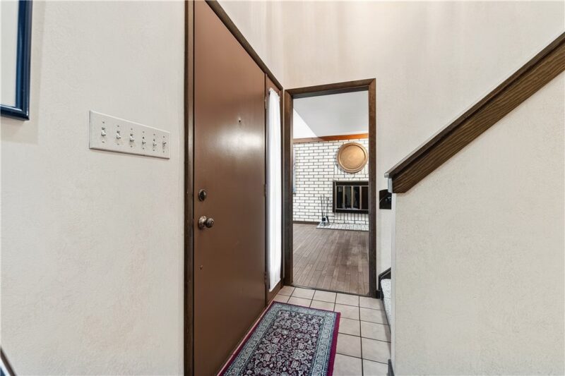 1049 Lindendale Dr — photo 3