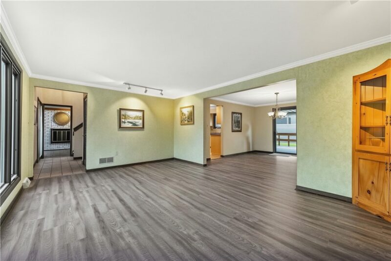 1049 Lindendale Dr — photo 5