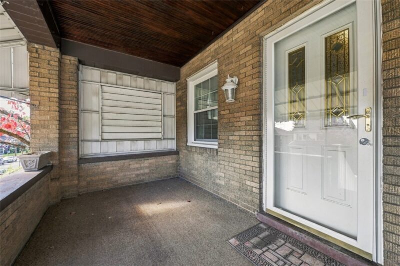 698 Means Ave — photo 4
