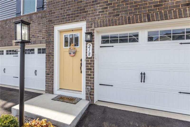 218 Yellowwood Ct — photo 3
