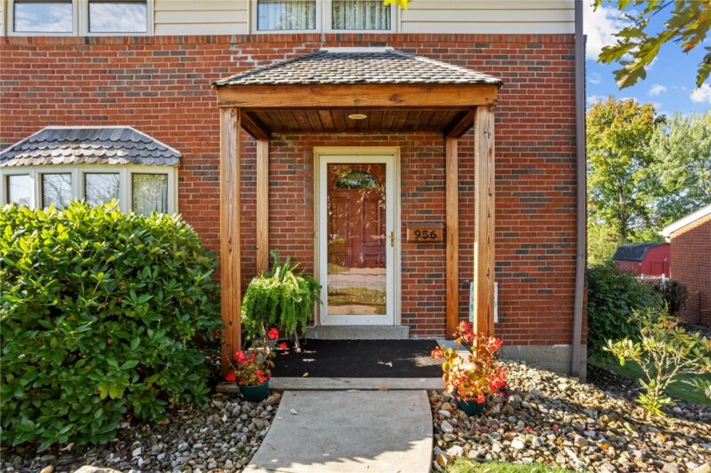 956 Lindsay Rd — photo 2
