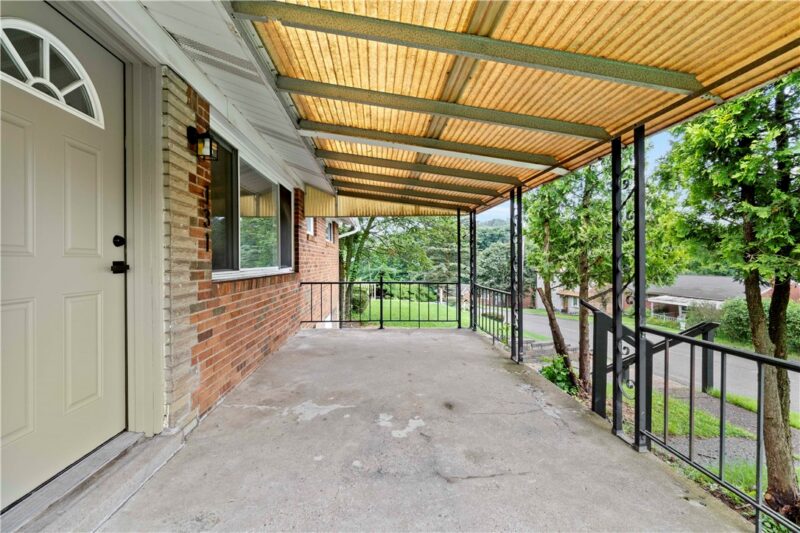 131 S Joslyn Dr — photo 2