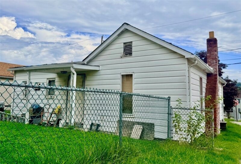 813 Hazlett Ave — photo 2