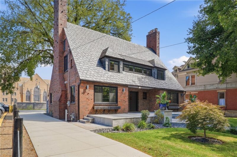 340 Insurance St — photo 2