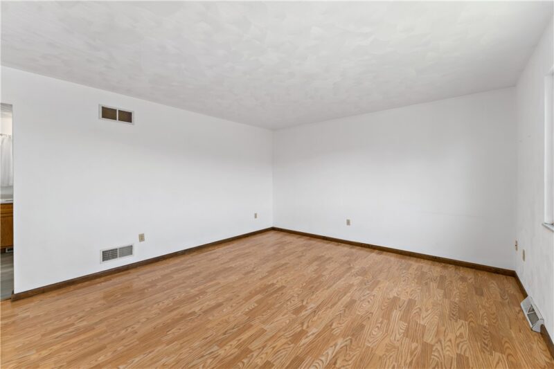 1356 Spencer Ave — photo 4
