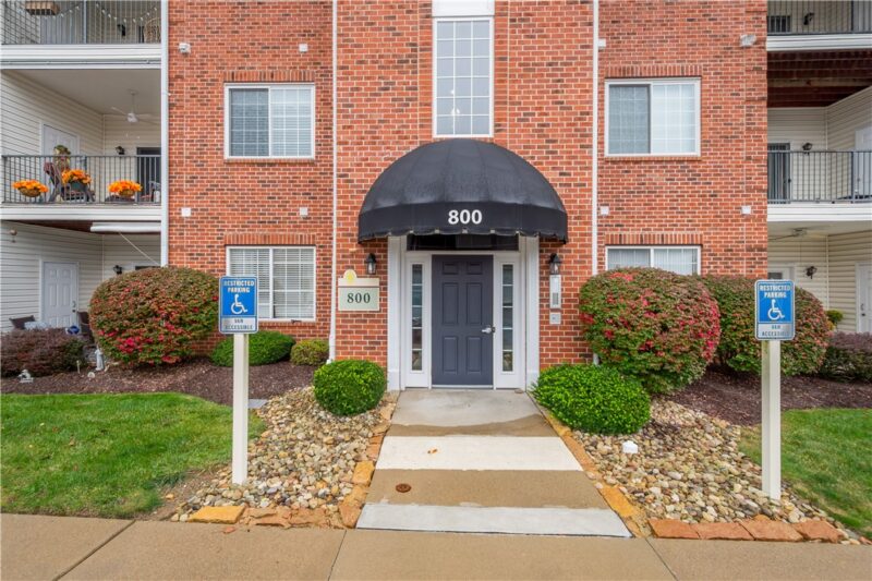 800 Hidden Ridge Ct 103 — photo 2
