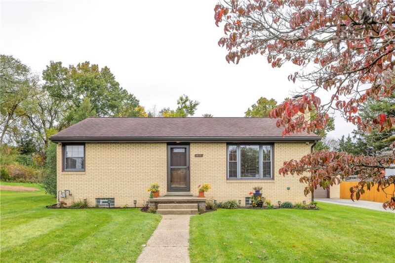 817 Lakeview Dr — photo 2