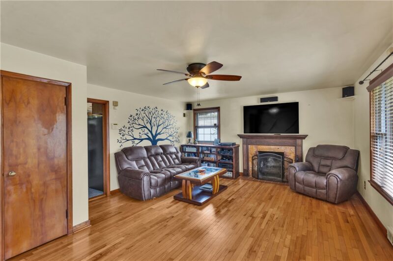817 Lakeview Dr — photo 4
