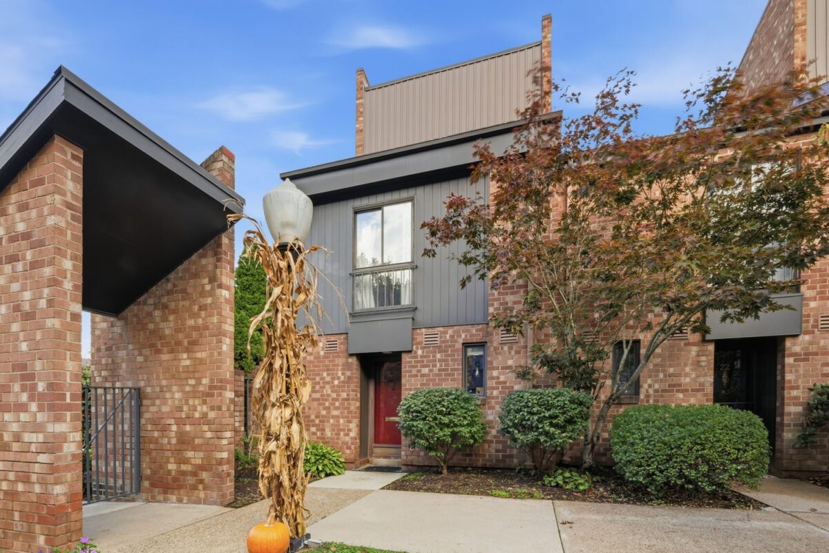 23 Foster Square — photo 1