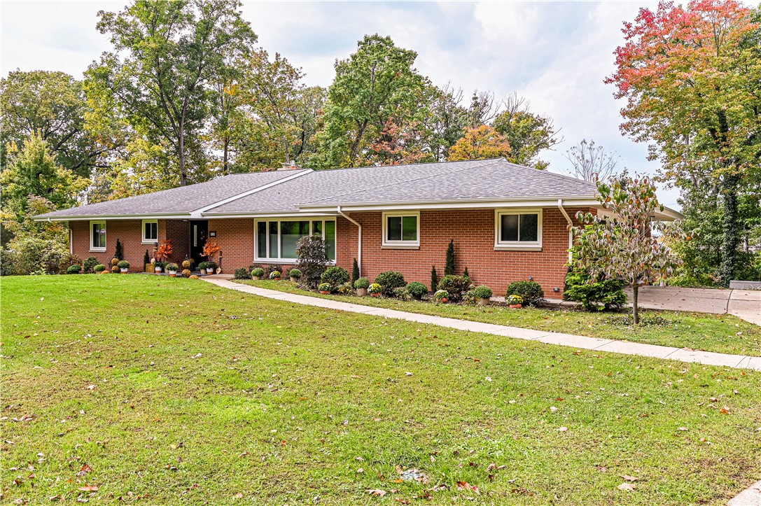 219 Maple Dr — photo 1