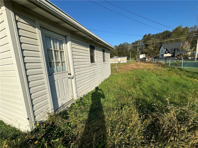 1115 Manor Ave — photo 3