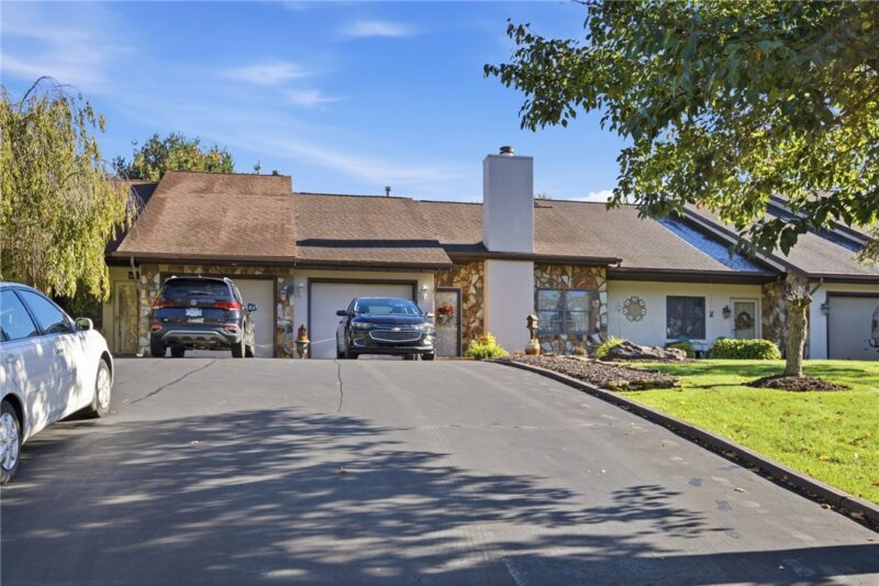 137 Oak Dr — photo 2