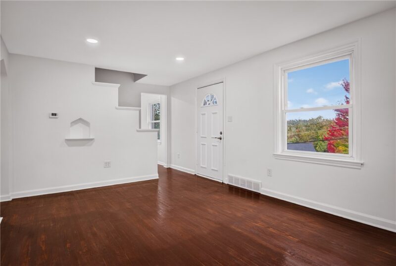2760 Glenny Ln — photo 3