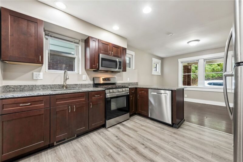 2240 Manor Ave — photo 3