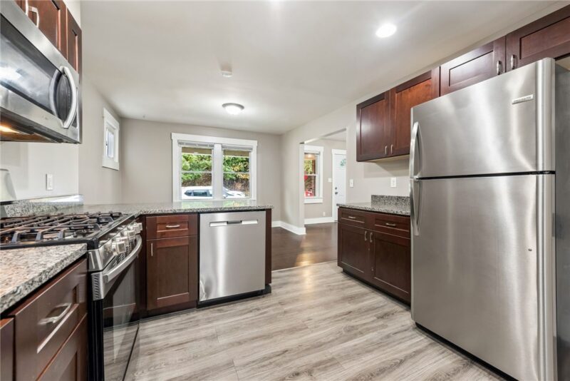 2240 Manor Ave — photo 4