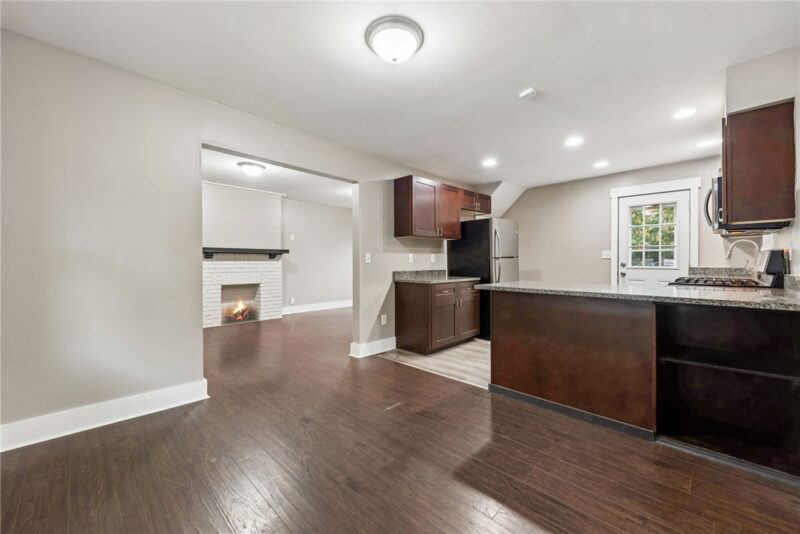 2240 Manor Ave — photo 5