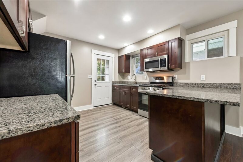 2240 Manor Ave — photo 6