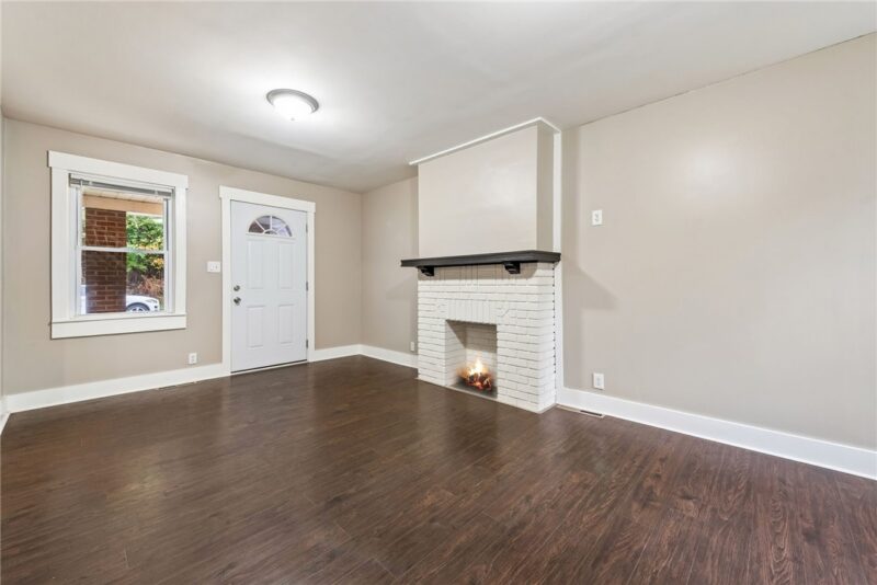 2240 Manor Ave — photo 8