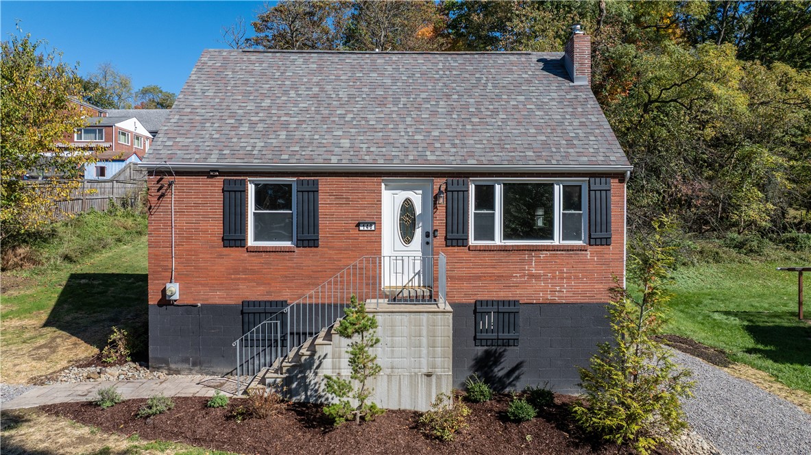 140 Lawrence Ave — photo 1