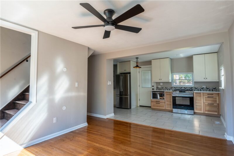 140 Lawrence Ave — photo 2