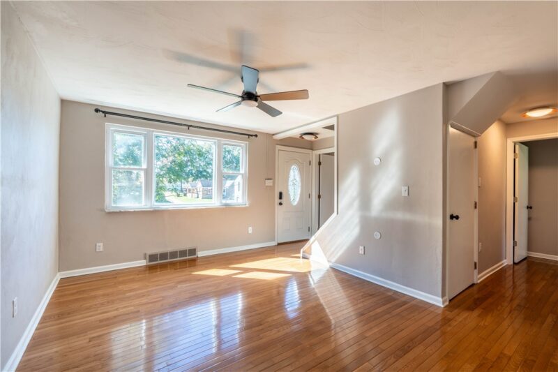 140 Lawrence Ave — photo 3