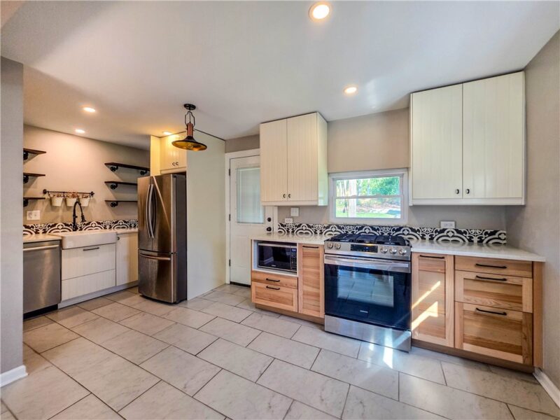 140 Lawrence Ave — photo 4