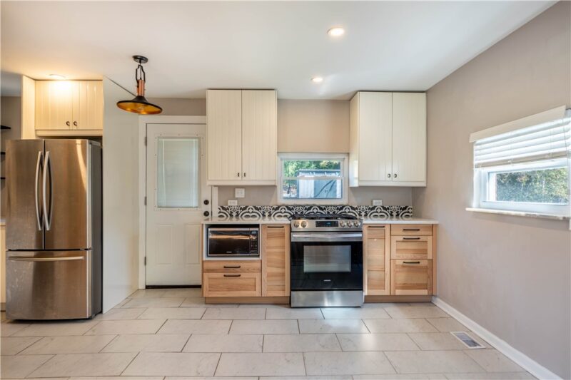 140 Lawrence Ave — photo 6