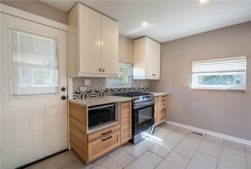 140 Lawrence Ave — photo 7