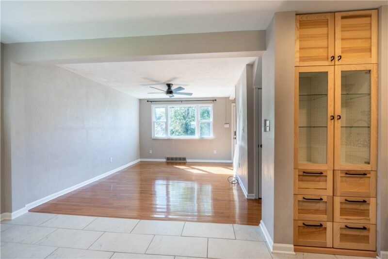 140 Lawrence Ave — photo 8