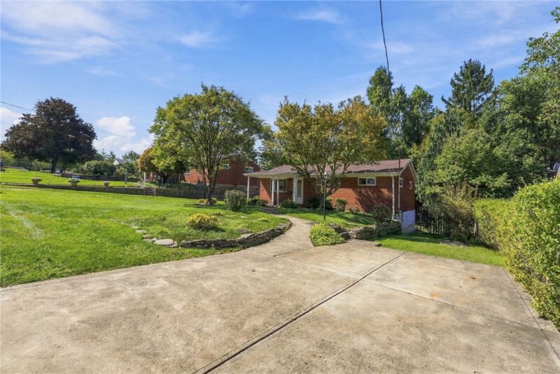 220 Noel Dr — photo 2