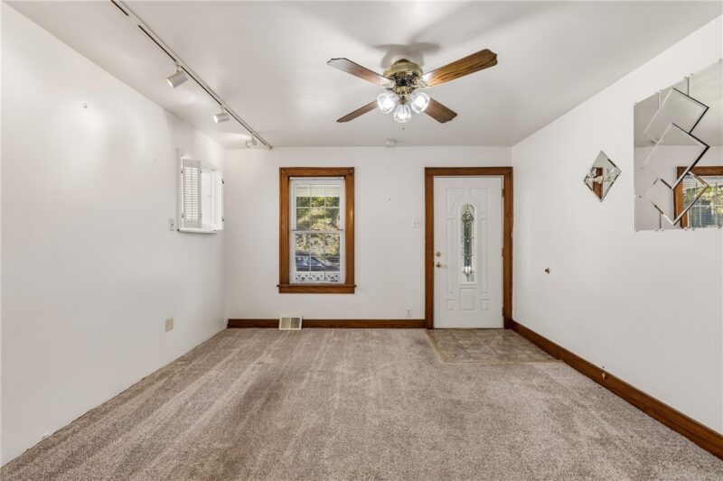947 Center Ave — photo 3