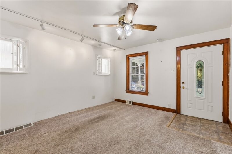 947 Center Ave — photo 4