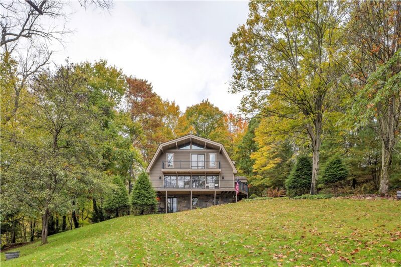 138 Heathercroft Dr — photo 2