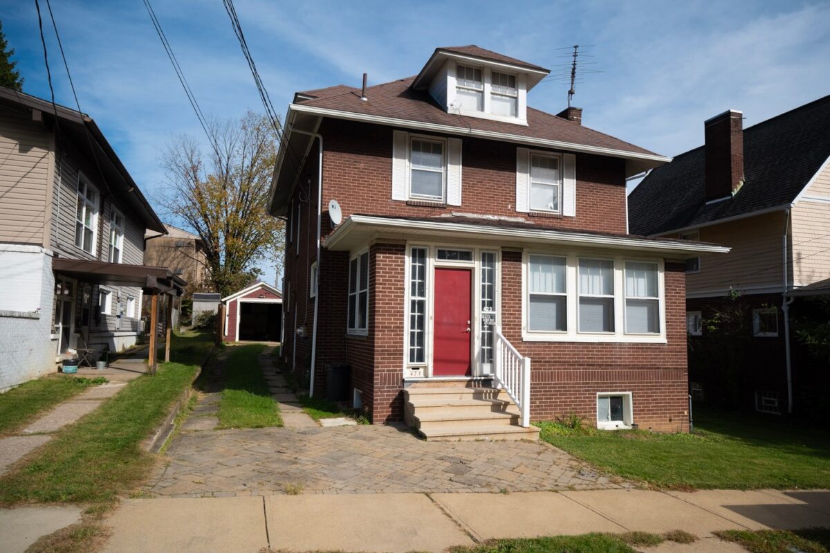 423 Center AVENUE — photo 1