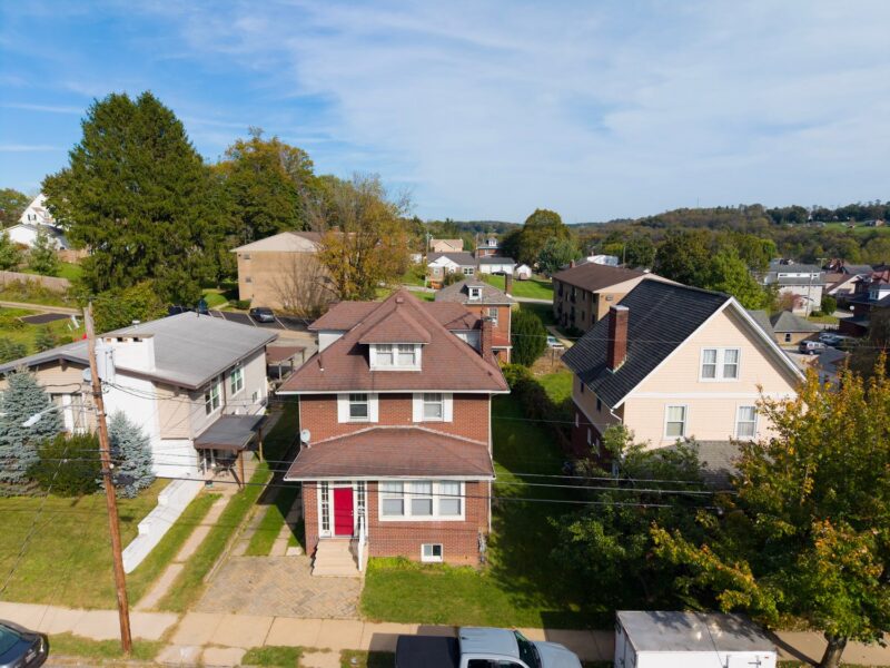423 Center AVENUE — photo 2