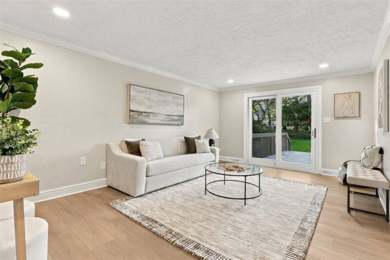 216 Catalpa — photo 4