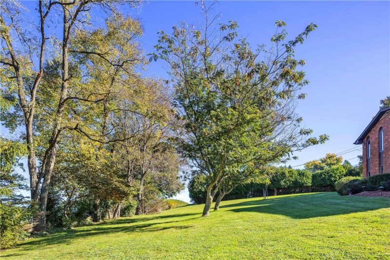 1045 Willowbrook — photo 2