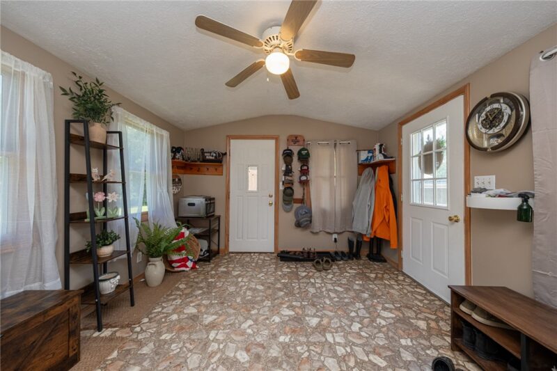 817 Railroad Ave — photo 6
