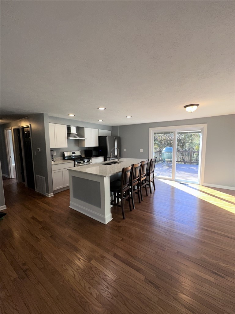 1048 Barnsley Dr — photo 3