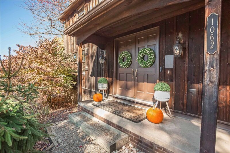 1062 Mansfield Ave — photo 3