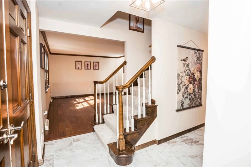 1062 Mansfield Ave — photo 4