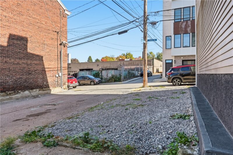 300 38th St — photo 5