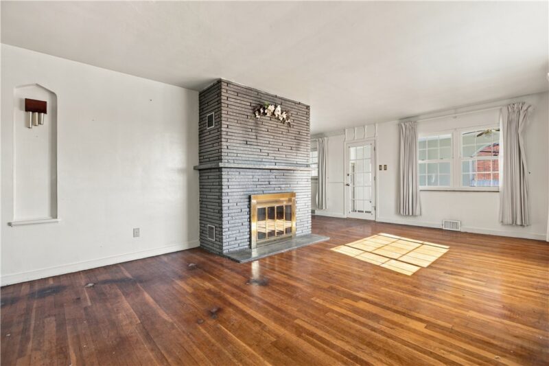223 Lexington Drive — photo 2