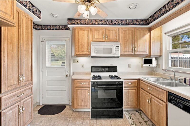 223 Lexington Drive — photo 8