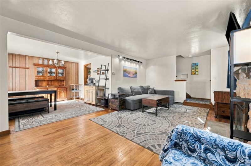 18 Pioneer Avenue — photo 2