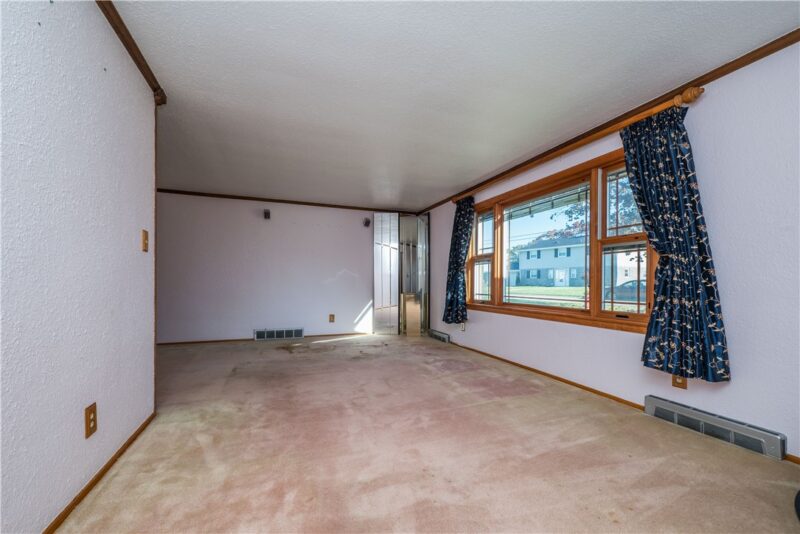 140 Victoria Dr — photo 2