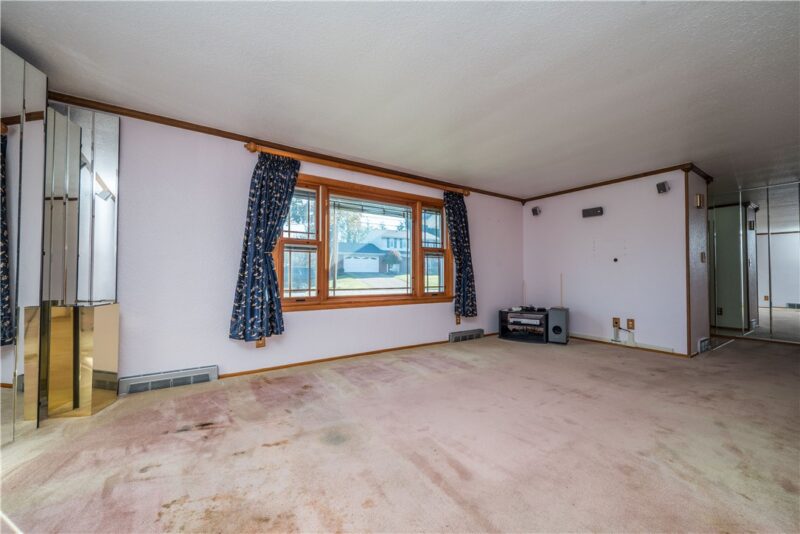 140 Victoria Dr — photo 3